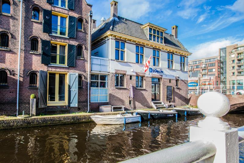 Kings Inn Hotel met de gracht in Alkmaar op de voorgrond